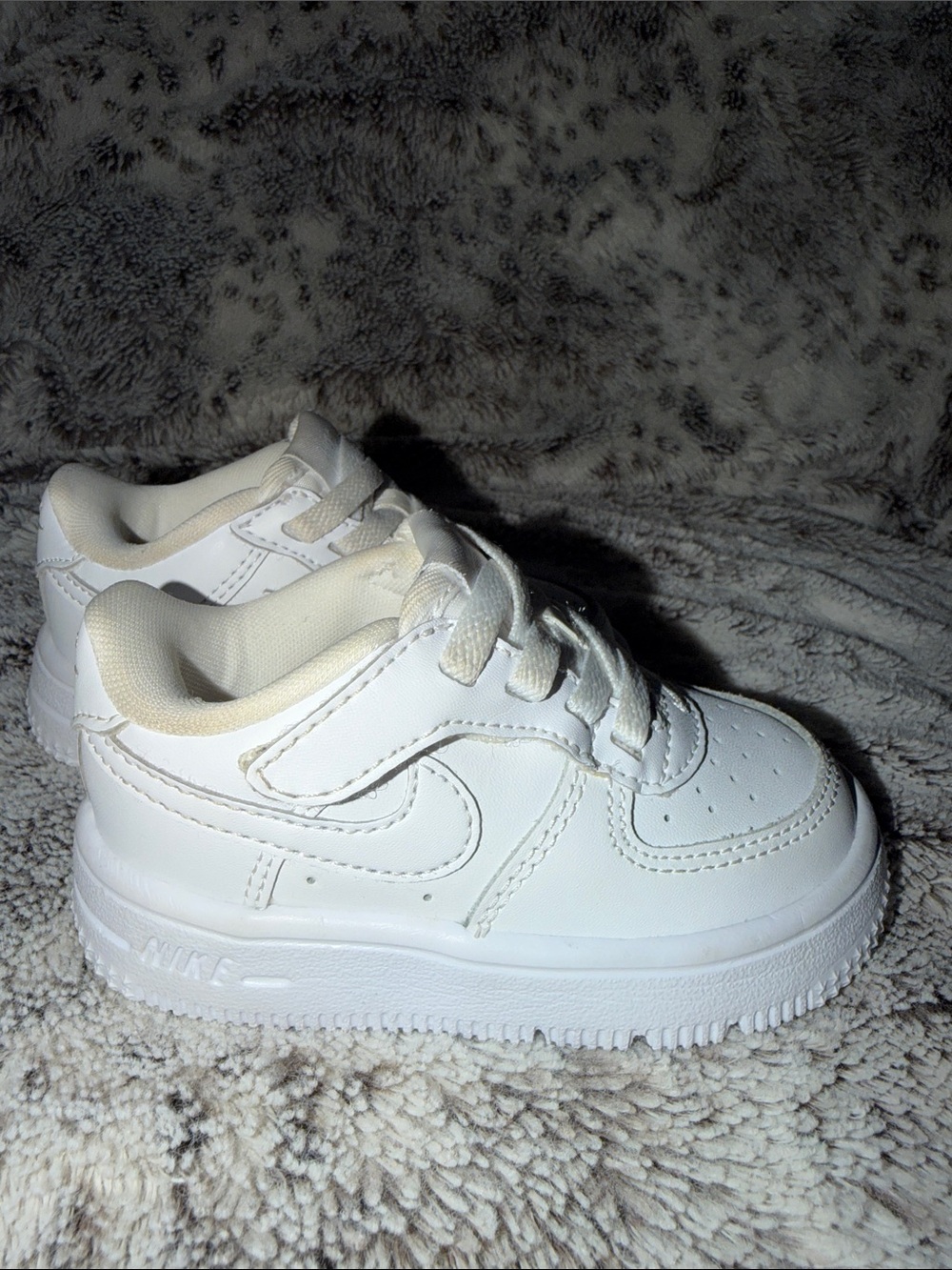 Nike Airforce 1 easy on White Kids Low-Top Velcro & Lace Sneakers